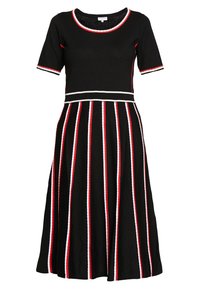 Robe midi noire à manches courtes avec des rayures verticales rouges et blanches sur la jupe et une bordure assortie au niveau de l'encolure, des manches et de la taille.