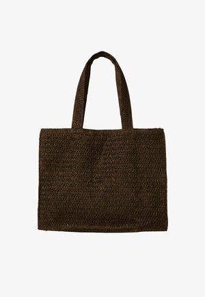 Sac fourre-tout tissé marron foncé avec deux bretelles et un corps rectangulaire sur fond blanc.