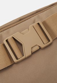 Nike Sportswear HERITAGE WAISTPACK UNISEX - Bolsa de cintura - dark driftwood/dark driftwood/cacaowow