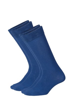 To par ensfarvede blå sokker i mandsstørrelse med ribbet kant, vist side om side på en hvid baggrund.