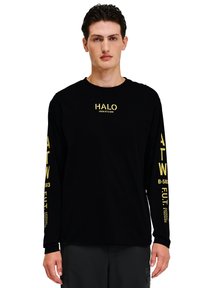 Svart långärmad t-shirt, med gul text på ärmarna och bröstet. Tillverkad av mjuk bomull, med rund hals och avslappnad passform.