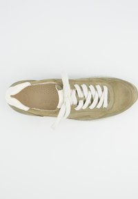 Baskets en daim vert olive avec lacets blancs et semelle en caoutchouc, dotées d'une semelle intérieure rembourrée et d'un bout lisse, vues de dessus.