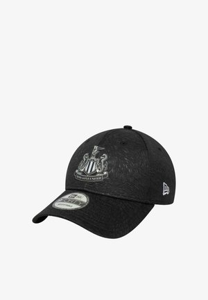 Schwarze Mütze aus strukturiertem Stoff, mit gebogenem Schirm und dem Newcastle United-Logo, das prominent auf der Vorderseite angezeigt wird. Verstellbare Größe.