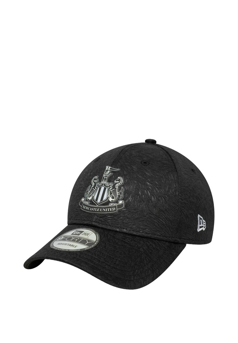 Schwarze Mütze aus strukturiertem Stoff, mit gebogenem Schirm und dem Newcastle United-Logo, das prominent auf der Vorderseite angezeigt wird. Verstellbare Größe.