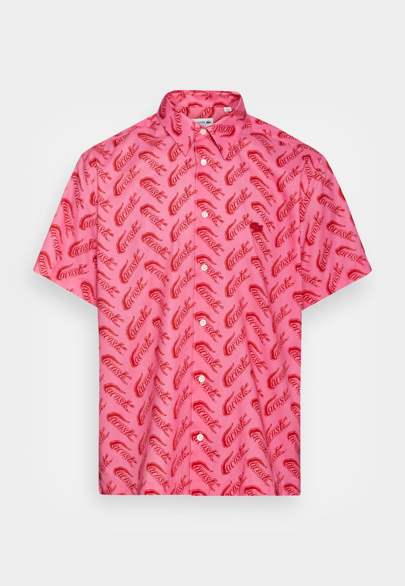 Korte mouwen roze overhemd met een algeheel patroon van rode "Lacoste" logo's, knoopsluiting aan de voorkant en een traditionele kraagontwerp. Gemaakt van katoen.
