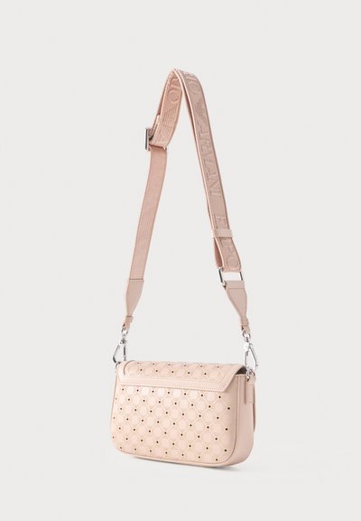 Μπεζ καπιτονέ τσαντάκι ώμου με διάτρητο σχέδιο, κλείσιμο με καπάκι, ρυθμιζόμενο φαρδύ λουρί με ανάγλυφη ονομασία της μάρκας.