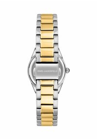 Silver- och guldfärgad metallklocka med länkarmbandsdesign. Har ett rektangulärt fodral och en polerad, glänsande yta.