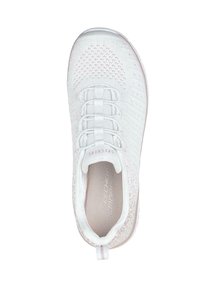 Zapatilla deportiva blanca Skechers con espuma viscoelástica, parte superior de tejido de punto, cordones elásticos tipo bungee y lengüeta para tirar en el talón, vista desde arriba.