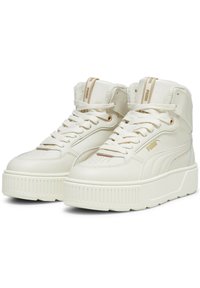 Białe trampki typu high-top wykonane z gładkiej skóry; wyprofilowany kołnierz; złote akcenty; gruba, teksturowana podeszwa; przeszycia; ikoniczne logo po boku.