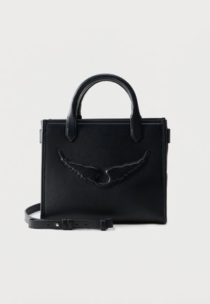 Čierna kožená kabelka s dvojitými rukoväťami, odnímateľným ramenným popruhom a reliéfnym motívom krídla na prednom paneli.