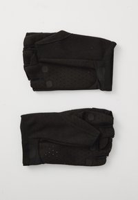 Mustat sormettomat hanskat, jotka on valmistettu pehmeästä, hengittävästä kankaasta, jossa on rei'itettyjä yksityiskohtia. Hanskoissa on säädettävät sulkimet ja tiukka istuvuus.