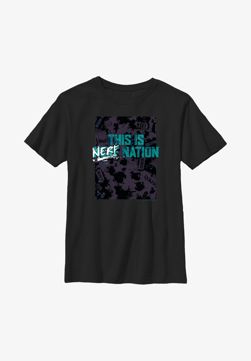 Sort T-shirt med et farverigt grafisk design og teksten "DAGEN ER NERF NATION" på en mørk lilla baggrund med sprøjtede mønstre.