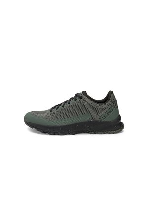 Sneaker atletica verde e nera a taglio basso con tomaia in mesh, lacci neri, suola strutturata e marchio "Dolomite" sul lato del tallone.