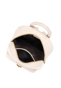 Plecak w kolorze kremowym z złotym suwakem, o gładkiej fakturze, z dwoma uchwytami u góry i przestronnym wnętrzem z ciemnym podszewką oraz logo marki.