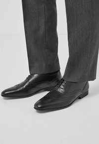 Next OXFORD BROGUE WIDE FIT - Alkalmi fűzős cipők - black