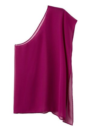 Blouse en chiffon magenta sans manches avec un décolleté asymétrique et un tissu drapé et fluide sur fond blanc.
