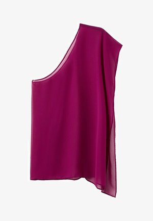 Mouwloze magenta chiffon blouse met asymmetrische halslijn en gedrapeerde, vloeiende stof op een witte achtergrond.