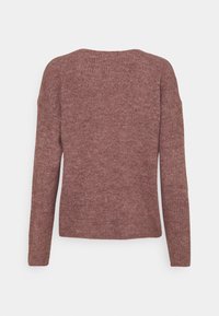 Pull en maille côtelée à manches longues de couleur rose poussiére, vu de dos avec un col rond et une coupe décontractée.
