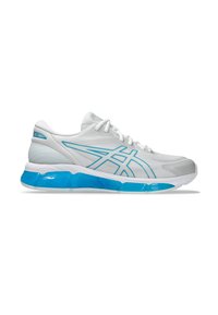 Witte sportschoenen met lichtblauwe accenten. Mesh bovenwerk voor ventilatie, gevoerde zool met een blauwe transparante sectie en een gestructureerd ontwerp.