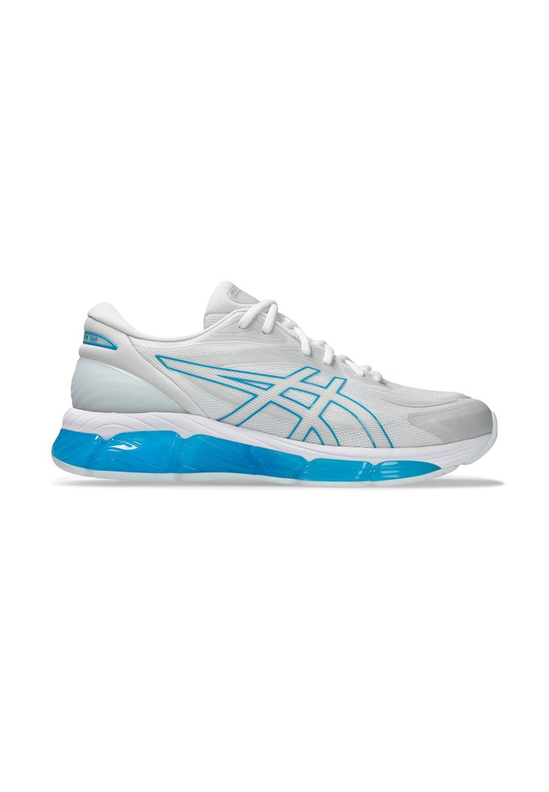 Baskets de sport blanches avec des accents bleu clair. Tige en mesh pour une respirabilité optimale, semelle rembourrée avec une section translucide bleue et un design texturé.