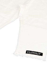 Witte katoenen blouse met lange mouwen en ruches aan de manchetten, en een zwart "VILLERVALLA" label gestikt aan de zoom. Glide textuur en getailleerd ontwerp.