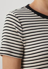GAP MOD CROP TEE - Potiskana majica - khaki