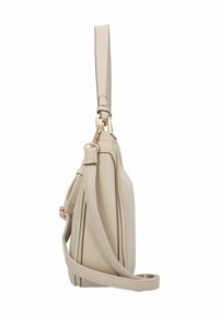 Borsa a spalla in pelle beige con superficie texturizzata, dotata di una lunga tracolla regolabile e accessori in oro. La vista laterale mette in evidenza il suo profilo sottile.