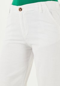 LELA REGULAR FIT - Püksid - white