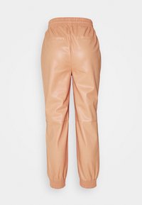 Pfirsichfarbene Leder-Jogginghose mit elastischem Bund, gerafften Bündchen und Gesäßtaschen. Glatte, glänzende Textur mit lässiger Passform.