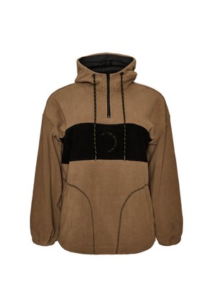 Sudadera con capucha de forro polar marrón con panel negro en el pecho, cremallera frontal, cordones, puños elásticos y detalles de costuras curvas sobre un fondo liso.