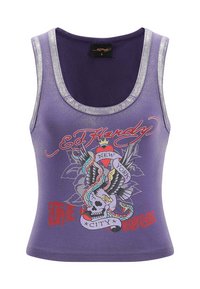Top senza maniche viola con un colletto scintillante, con una grafica ispirata ai tatuaggi di un teschio, ali e serpenti, in più colori.