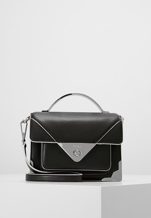 Borsa a tracolla in pelle nera con manico in metallo argento, chiusura a forma triangolare, protezioni agli angoli e tracolla removibile, poggiata su una superficie bianca.