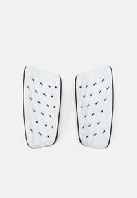 Witte rubberen auto-pedaalkappen met een gestructureerd oppervlak en zwarte accenten, voorzien van kleine perforaties voor grip en controle.