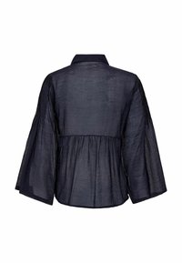 Jūras zila caurspīdīga blūze ar platām, drapētām garām piedurknēm, savilkta josta un klasiskā apkakle, parādīta no aizmugures uz balta fona.