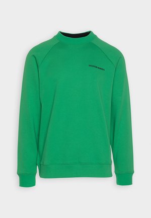 Sweat-shirt vert col rond, manches longues, avec petit logo "Scotch & Soda" sur la poitrine gauche, sur fond blanc uni.