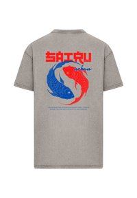Graues Baumwoll-T-Shirt mit einem grafischen Motiv von roten und blauen Koi-Fischen, mit dem Text "SAIRU urban" darüber und zusätzlichem Text darunter in Blau.