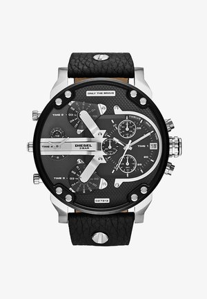 Montre analogique Diesel noire pour homme avec affichage multi-fuseaux horaires, bracelet en cuir noir, détails argentés et affichage de la date à 3 heures.