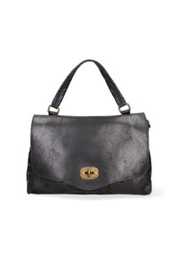 Zwarte leren handtas met een gladde textuur, voorzien van een omgevouwen klep en een gouden metalen sluiting. Zijaccenten met ronde studs.