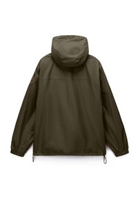 Ελαφρύ μπουφάν ελιάς με κουκούλα, ελαστικά μανίκια και ρυθμιζόμενο στρίφωμα με κορδόνι. Διαθέτει διακριτικό λογότυπο στο αριστερό μανίκι.