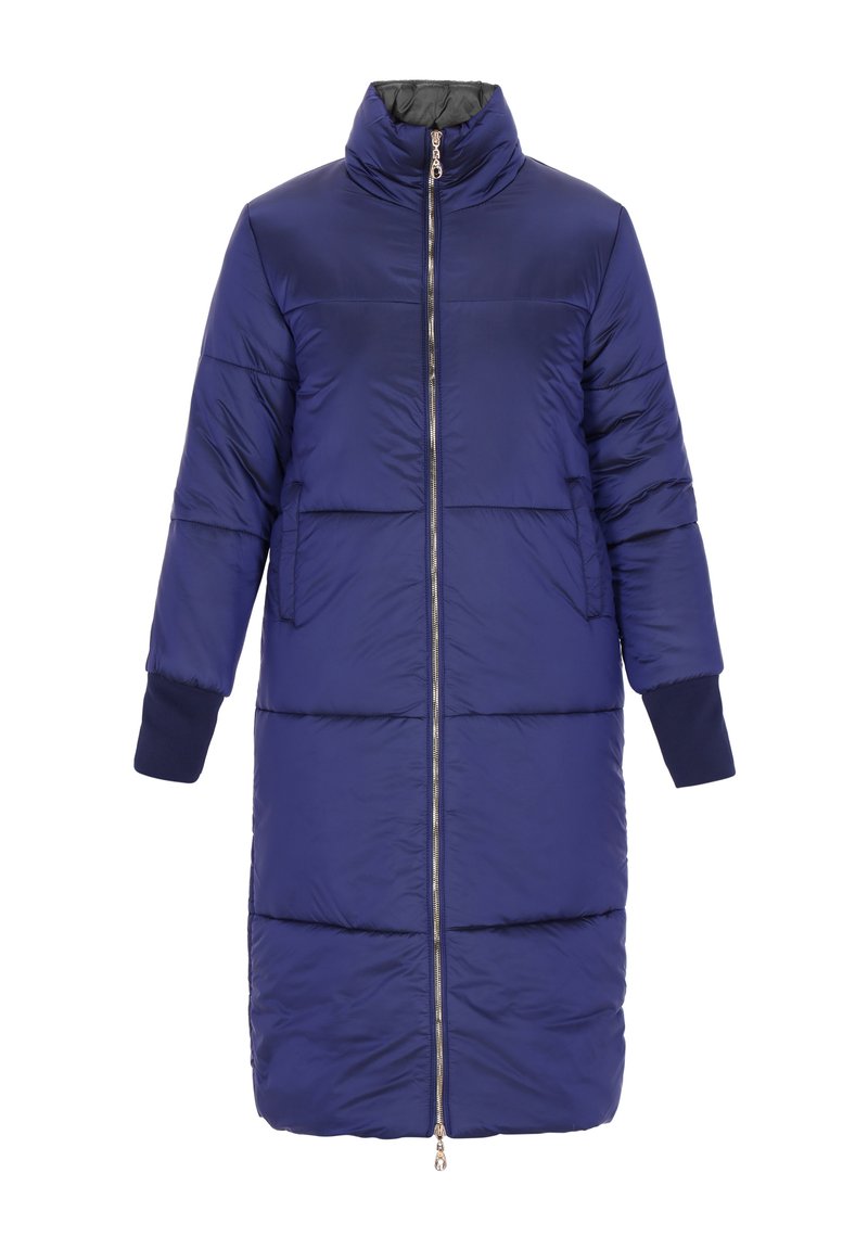 Pikowany granatowy płaszcz z wysokim kołnierzem, zamkiem z przodu i bocznymi kieszeniami. Posiada elastyczne mankiety i średnią długość. Gładka faktura.