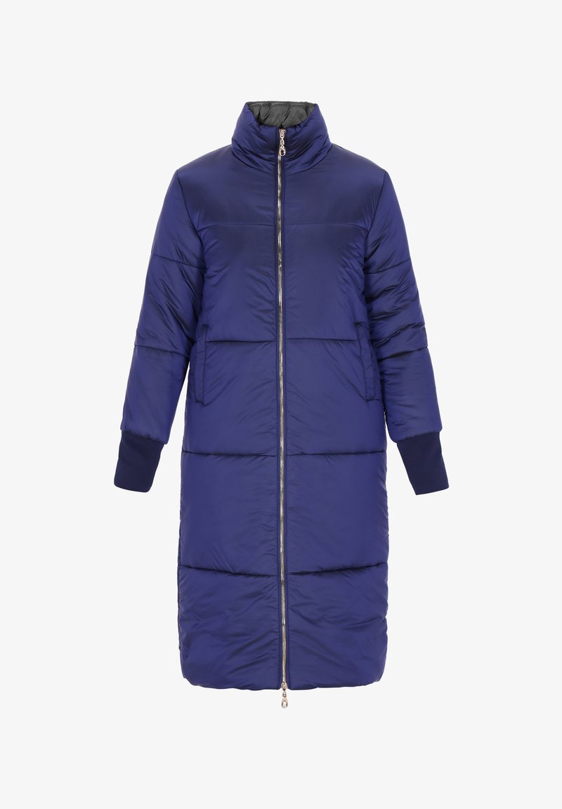 Pikowany granatowy płaszcz z wysokim kołnierzem, zamkiem z przodu i bocznymi kieszeniami. Posiada elastyczne mankiety i średnią długość. Gładka faktura.