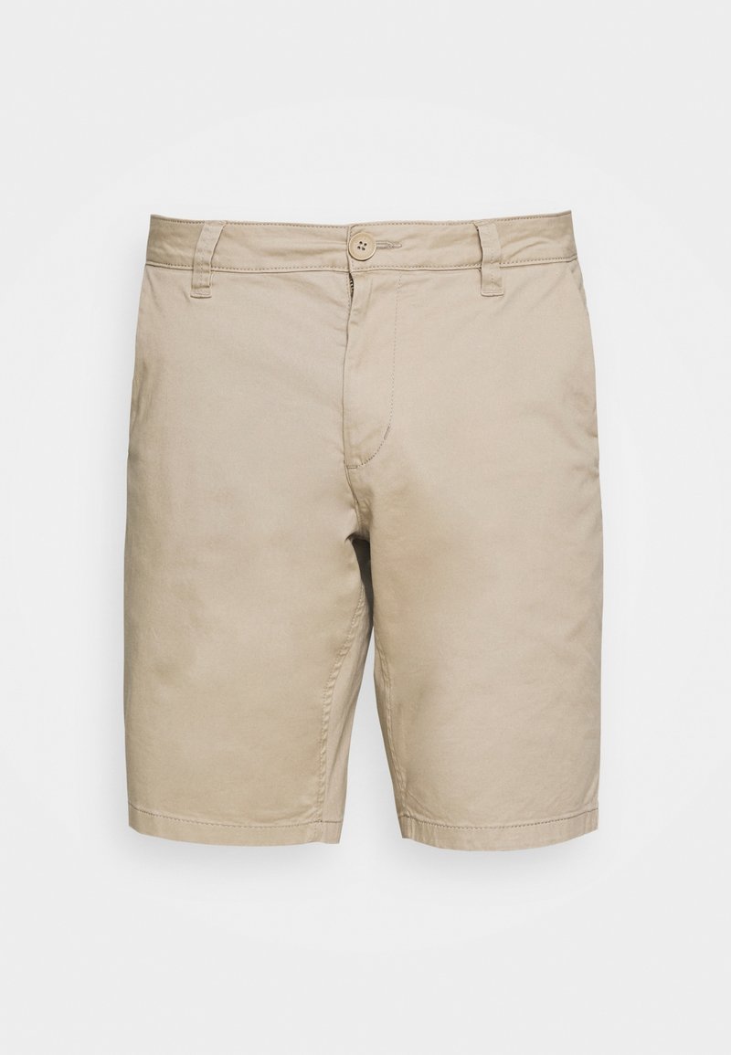 Shorts beige longueur genou avec fermeture à boutons, passants pour ceinture et poches avant sur un fond blanc uni.