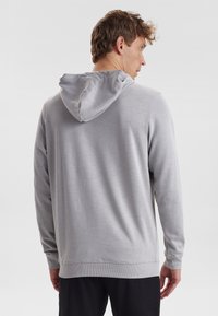 Grå hætte sweatshirt lavet af blødt stof. Har en frontkængurulomme samt ribbede manchetter og kant. Simpelt design med en afslappet pasform.