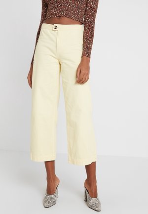 Shorts - yellow