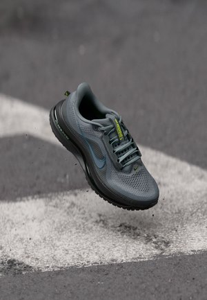 PEGASUS PREMIUM - Utcai futócipők - smoke grey/black/volt