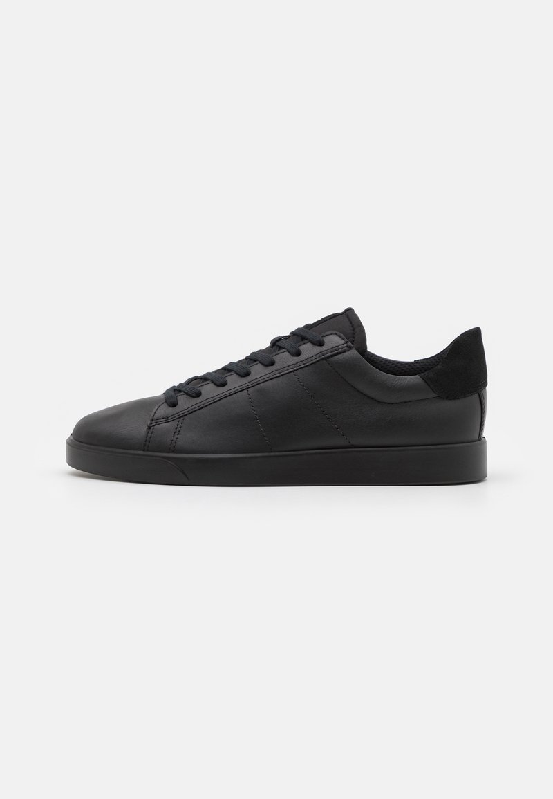 Sneaker in pelle nera con finitura liscia, punta rotonda, design con lacci e accentuazione in suede nero testurizzato sul tallone. Suola in gomma a profilo ribassato.