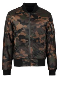 Kameru formas bomber jaka zaļā, brūnā un melnā krāsā. Ar rāvējslēdzēju priekšpusē, ribota apkakle un aproces, kabata ar rāvējslēdzēju kreisajā piedurknes pusē.