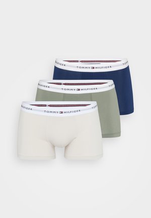 Drei Boxershorts in einer Farbkombination aus Weiß, Olivgrün und Marineblau. Jede hat einen elastischen, markierten Bund mit roten und weißen Akzenten.