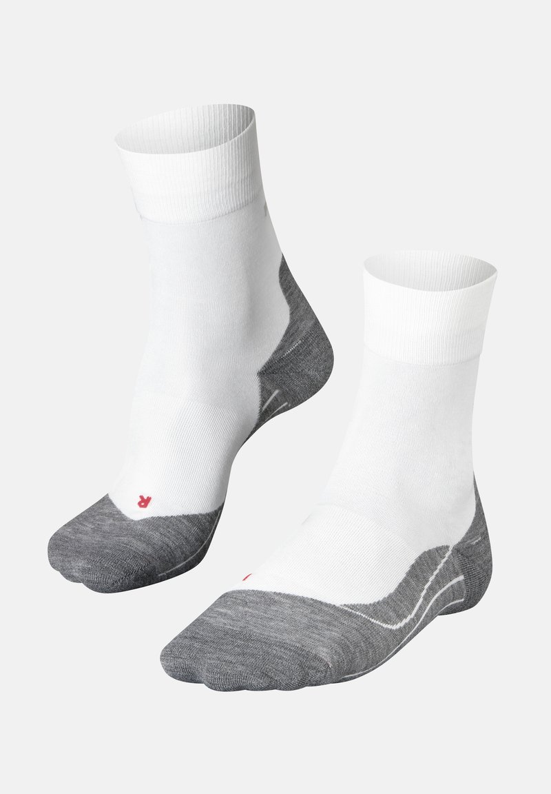 Par de calcetines tobilleros blancos y grises con puntera y talón reforzados, marcados con una "R" roja para el pie derecho.