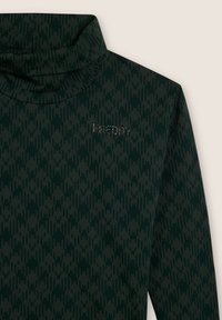 Maglietta a maniche lunghe verde scuro con colletto alto, caratterizzata da un motivo geometrico testurizzato e un sottile logo "Freddy" in strass.